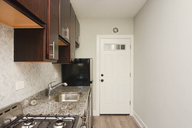 Building Photo - 709 W Brompton Ave