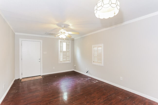 Building Photo - 8914 Cardella Ave