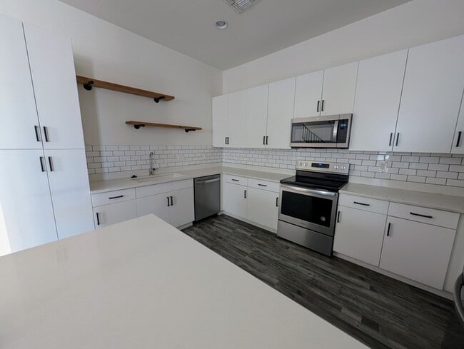 Building Photo - Artisan Duette 4br w/pool, garage and spor...