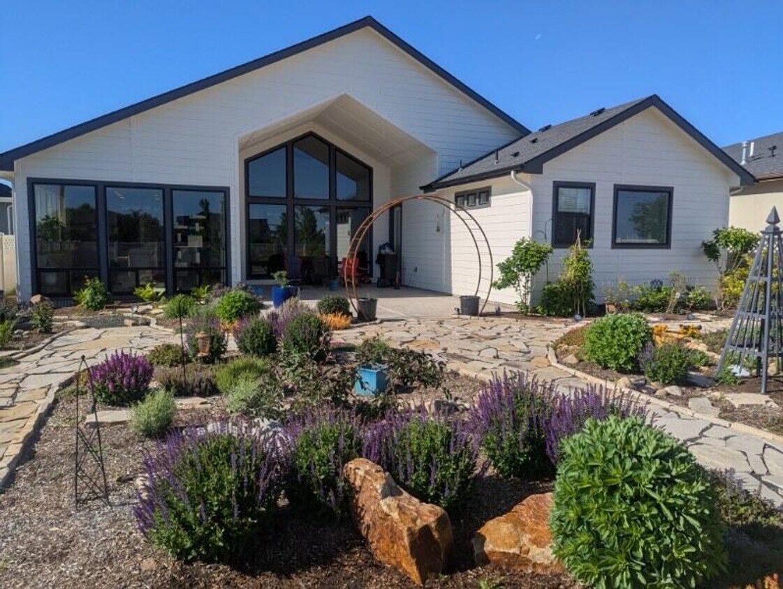 Primary Photo - Luxury Living & Outdoor Oasis: Your Perfec...