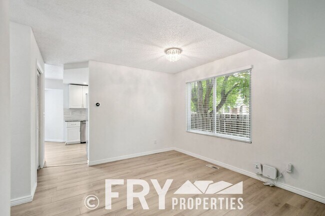 Foto del edificio - Spacious updated Green Valley Ranch two-story