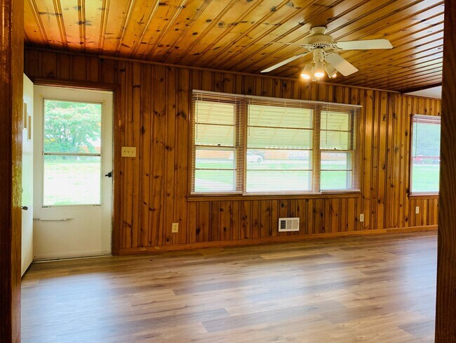 Foto del edificio - Spacious 4 bedroom 2 bathroom home with to...