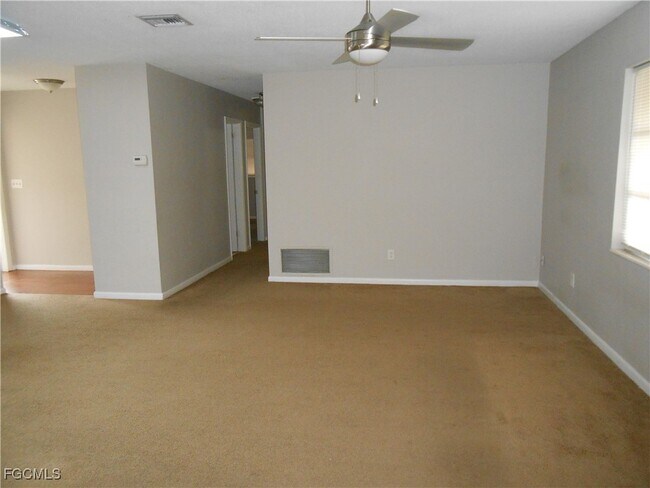 Foto del edificio - 241 Thistle Ct