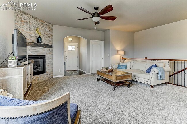 Building Photo - 5 BED, 3 BATH, 3 CAR!! Amazing location in...