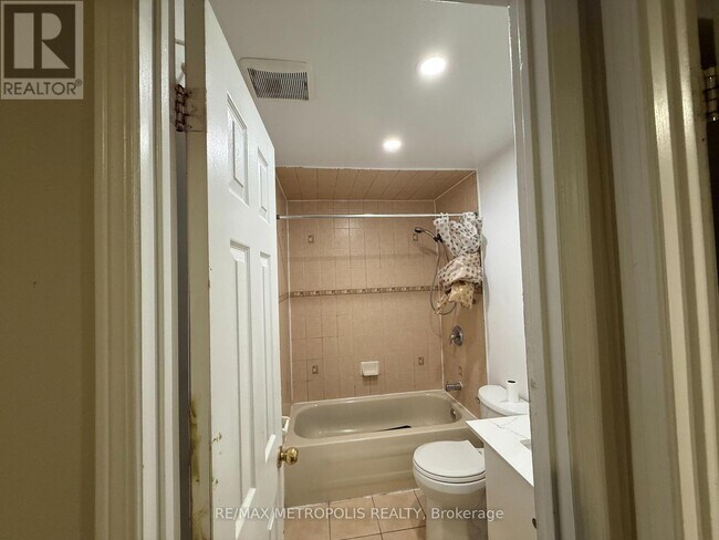 Building Photo - 106 Marydale Ave