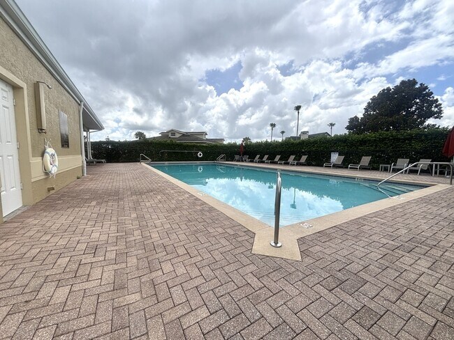 Foto del edificio - 13220 Fountainbleau Dr