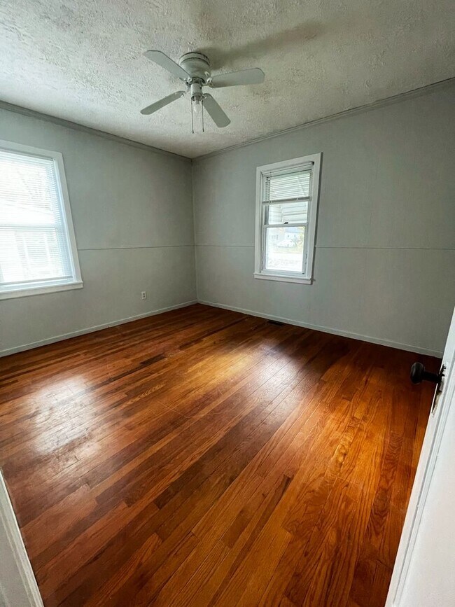 Building Photo - Darling Home near Depot Town! Flexible Mov...