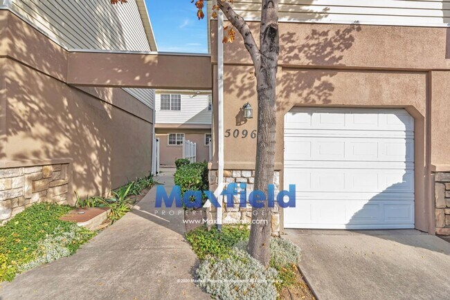 Building Photo - 3 BD 2 BA 1 GAR Townhouse - Taylorsville Utah