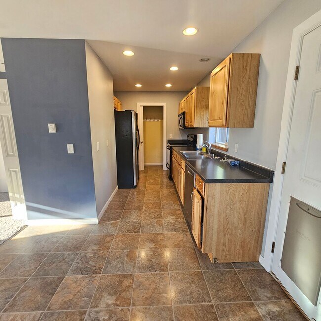 Foto del edificio - Charming 1-Bedroom Home with Spacious Backyard, 2 car garage & Modern Amenities – Pet Friendly!