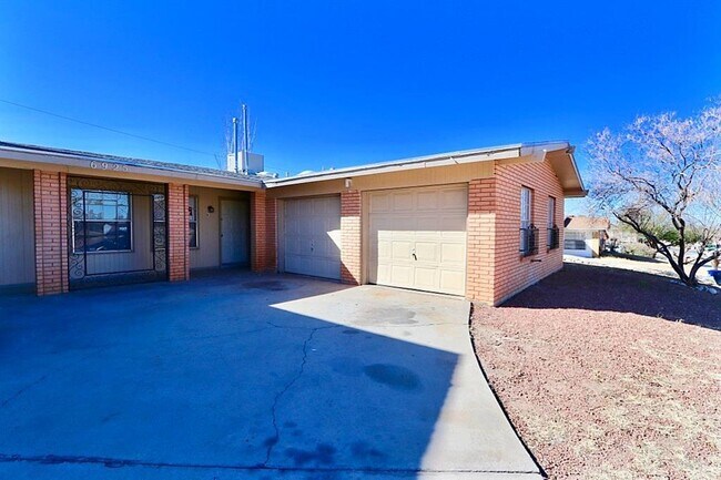 Building Photo - 6925 Escondido Dr