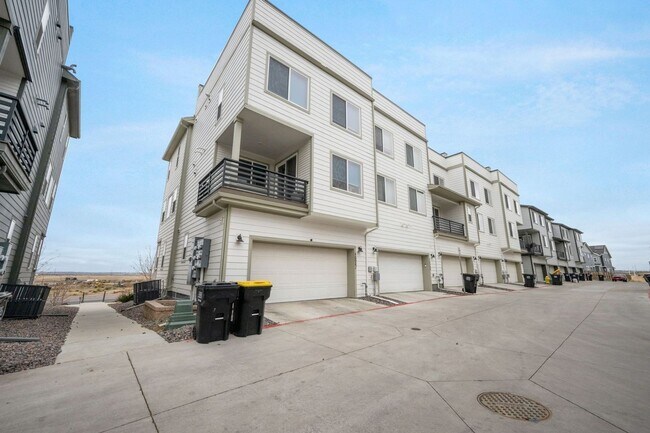 Building Photo - Spacious 4BR Roofdeck Townhome in Broomfield