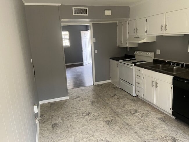 Building Photo - MOVE IN READY!