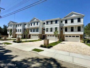 Building Photo - 2113 River Rd