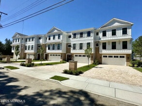 Building Photo - 2113 River Rd