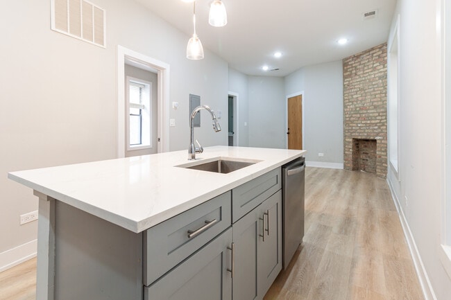 Building Photo - 441 W Belden Ave