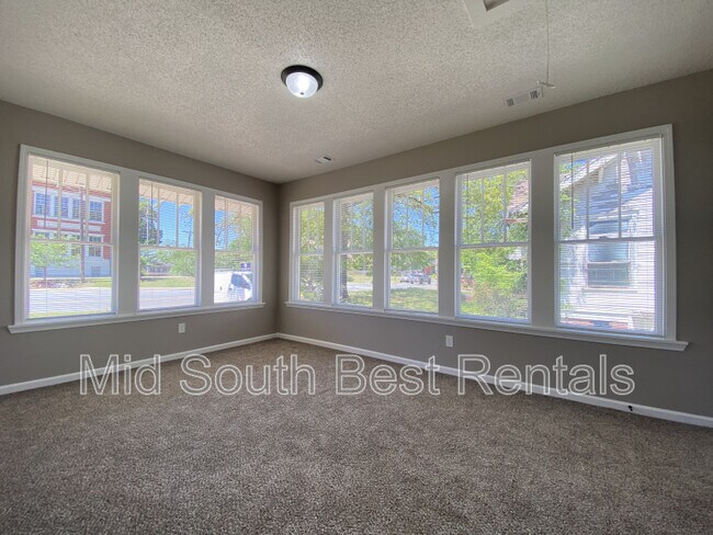 Building Photo - 2403 S Battery St