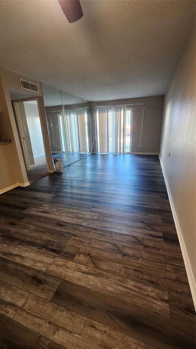 Building Photo - 2818 S Bartell Dr