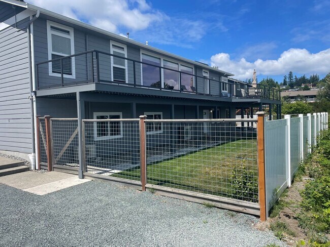 Foto del edificio - Spacious and Modern 3 Bedroom Sunlit Basem...