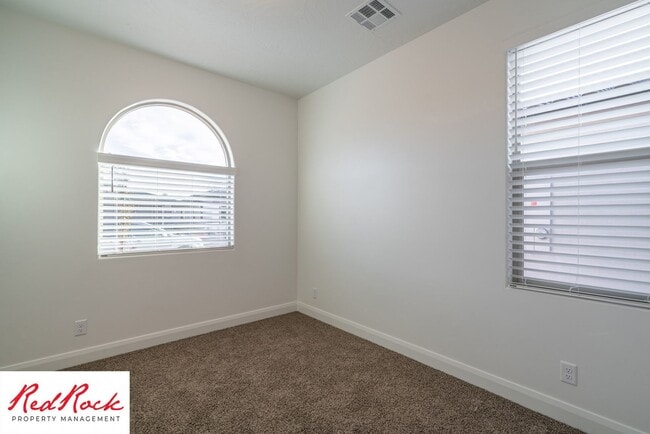 Foto del edificio - LIMITED TIME OFFER: 3 Bedroom, 2 Bath.  Fr...