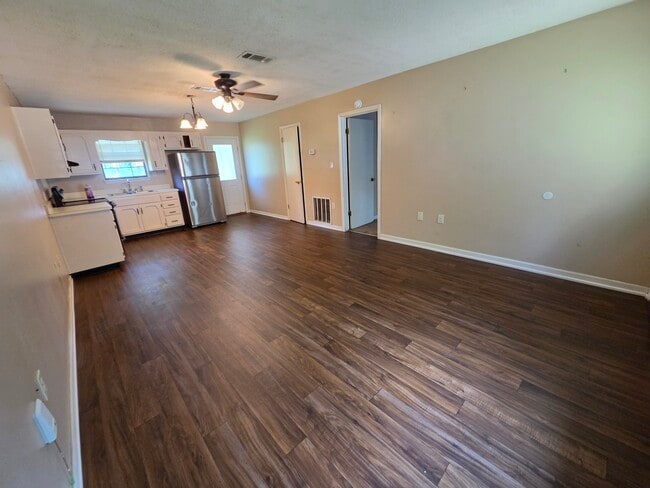 Building Photo - 401 E Lawnwood Ave