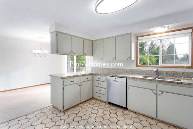 Foto del edificio - Spacious Four Bedroom Split-Level Home In Milwaukie!