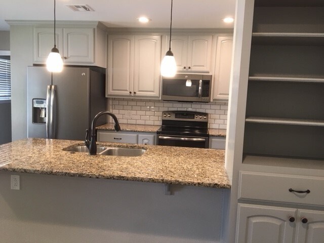 Building Photo - 2 Bed / 2 Bath