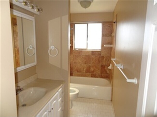 Building Photo - 798 E Scirlein Dr