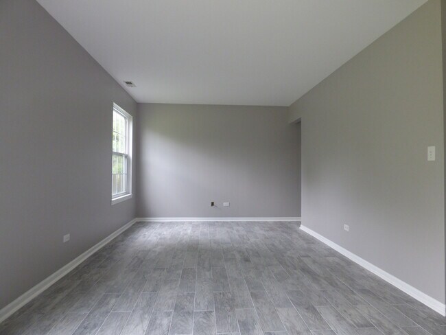 Building Photo - 222 Newbury Dr