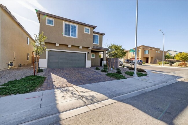 Foto del edificio - GENTLY USED 2024 HOME - 5 BEDROOMS WITH A FINISHED BACKYARD