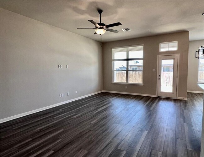 Foto del edificio - 908 Fallbrook Dr