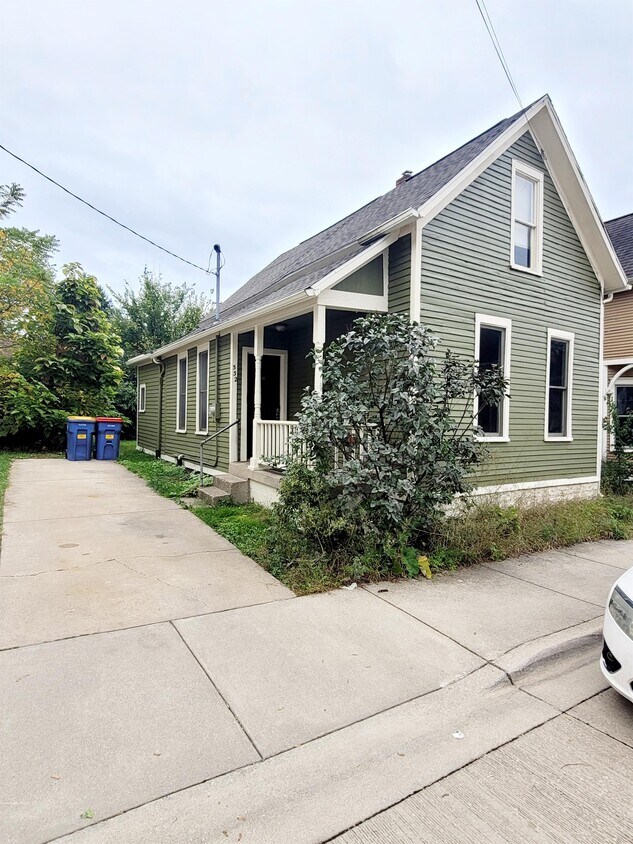 Primary Photo - 332 Visser Pl SE