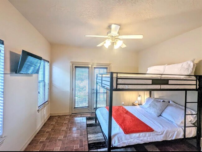 Building Photo - 1607 Bass St