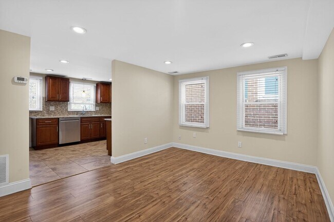 Building Photo - Welcome home to this stunning 1Bd/1Bth condo nestled in the heart of beautiful historic Old Town!
