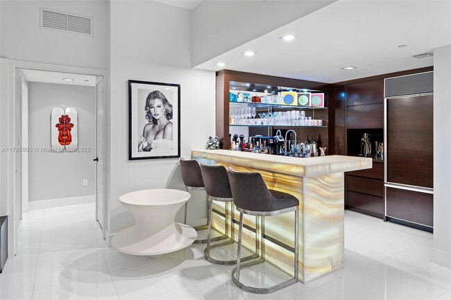 Foto del edificio - 6801 Collins Ave