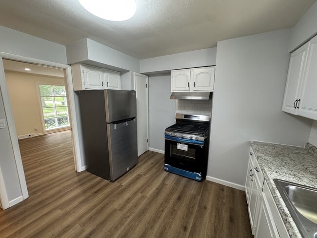 Building Photo - 2737 Broadmoor Dr