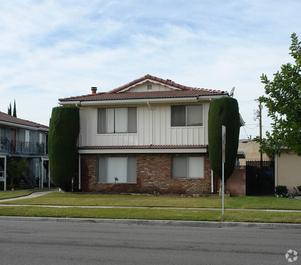 Building Photo - 10781 Pine St