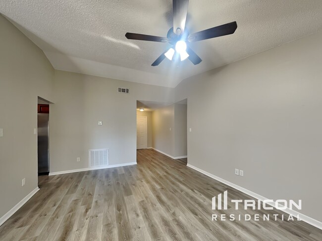 Foto del edificio - 15905 Eagle River Way