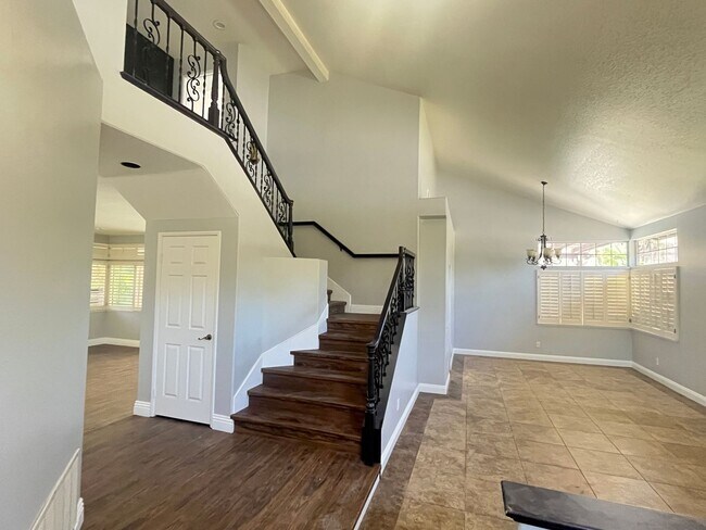 Foto del edificio - 4 Bedroom/2.5 Bath Home with Pool in Chino...