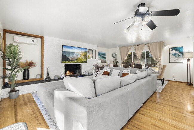Foto del edificio - 4989 Randlett Dr