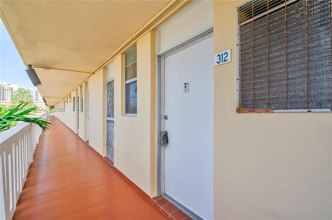 Building Photo - 2930 Point E Dr