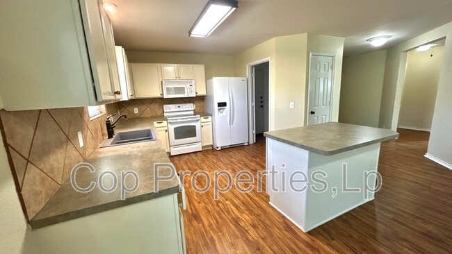 Building Photo - 5132 Columbia Dr