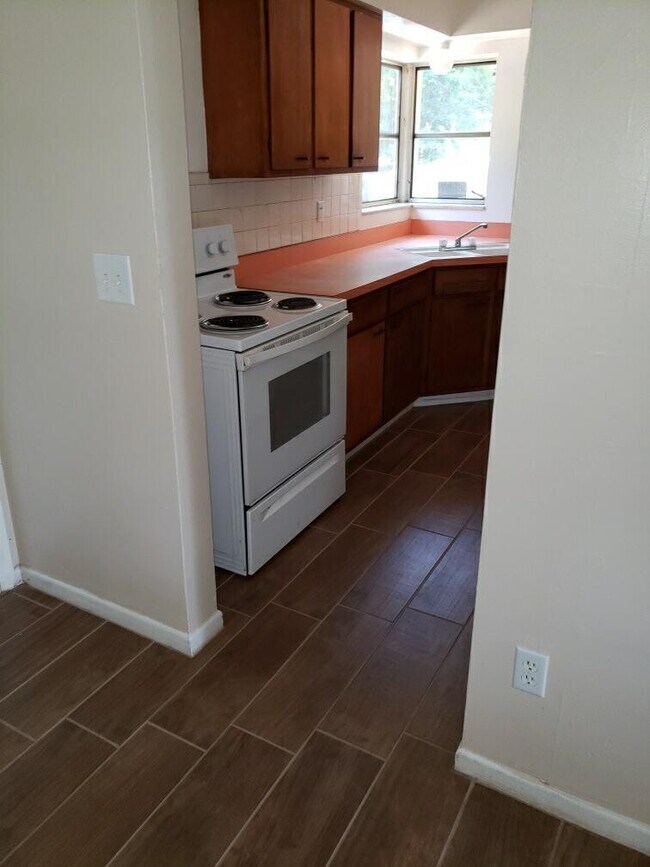 Foto del edificio - 2 Bed 1 Bath Home | Pet Friendly with Fenced Yard | Washer Dryer Hook Ups | Section 8 Welcome