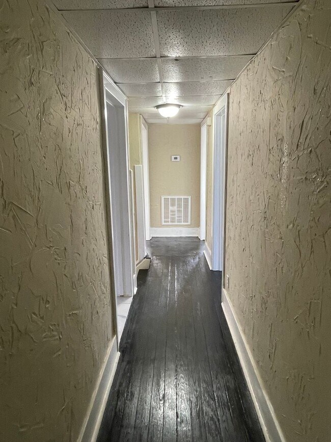 Foto del edificio - Newly Renovated Three Bedroom One Bath Upstairs Apartment