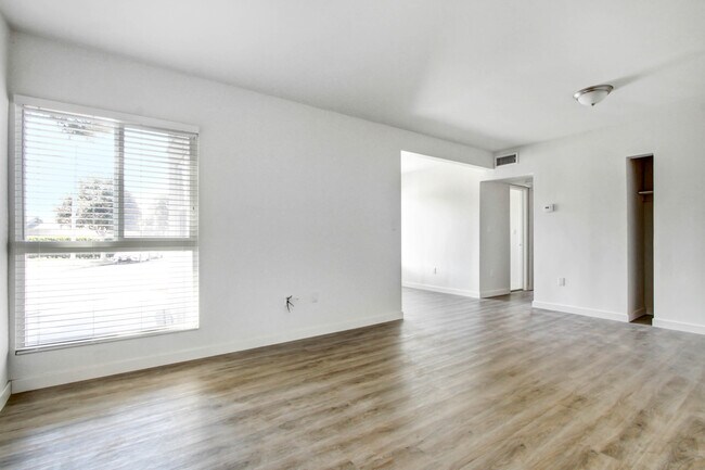Building Photo - 12405 Aneta St