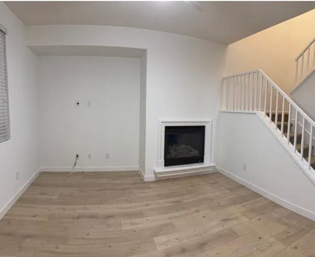 Sala de estar y chimenea - 28063 Catherine Dr