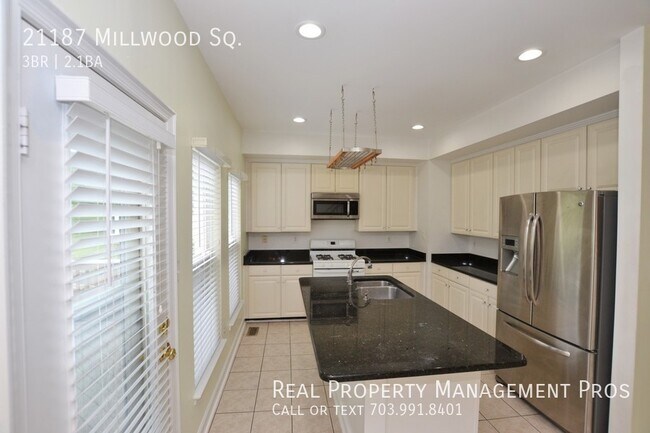 Building Photo - Beautifully Updated End Unit Townhouse in ...