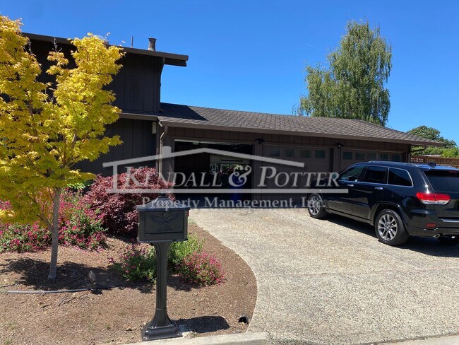 Building Photo - Beautifully Remodeled 4 Bed/2 Full Bath + 2 1/2 Bath Country Club Park Home