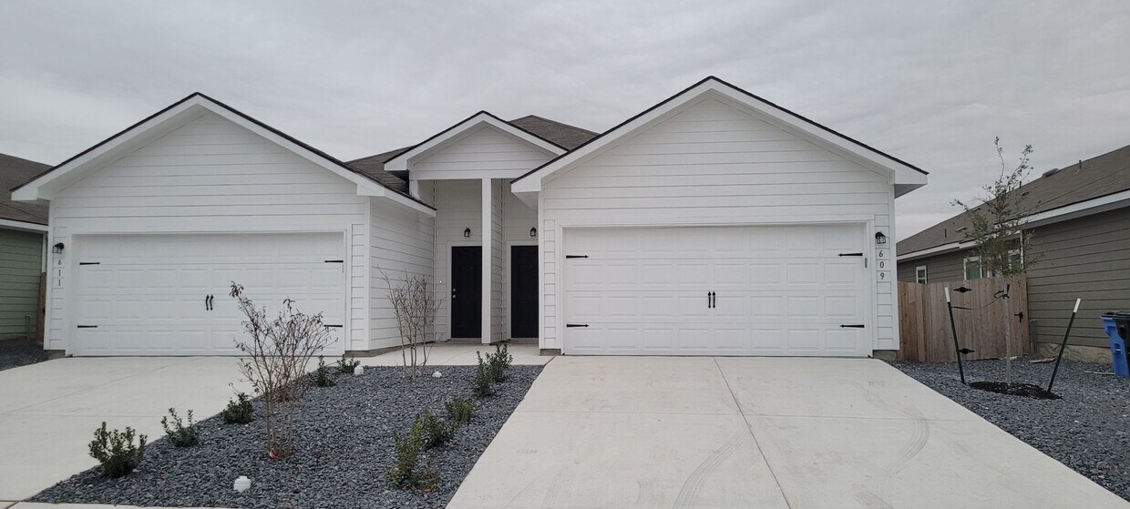 Foto principal - Luxury Duplex 3/2 in Seguin Navarro ISD