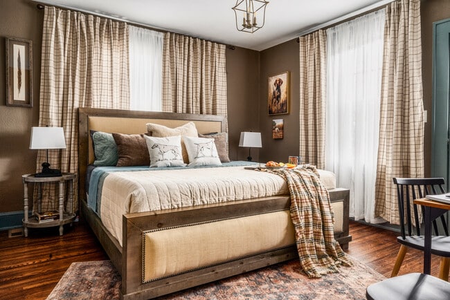 Despierta renovado en este dormitorio amplio y luminoso, diseñado para una noche de sueño perfecta. - 713 Grandin Rd