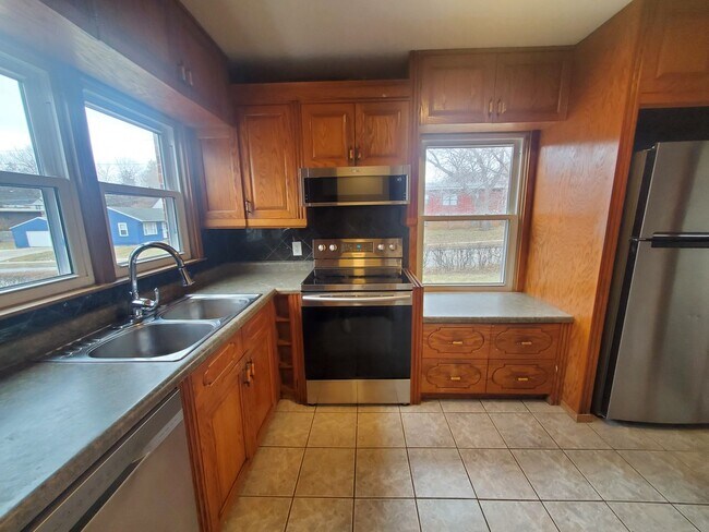 Building Photo - 2 Bedroom, 1 Bathroom home with detached g...